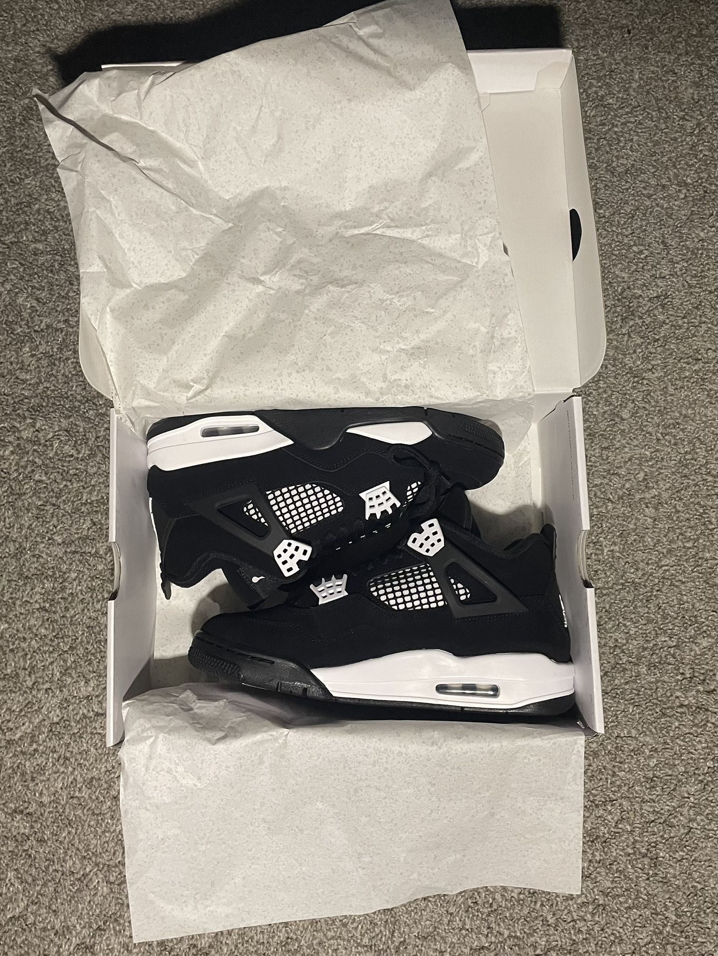 Air Jordan 4 Retro Size 8.5 BRAND NEW(DS)