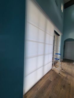 #619)HUNTER  DOUGLAS  CASSETTE ROLLER SHADE CORD SISTEM LIGHT GRAY COLOR INSIDE/OUTSIDE MOUNT. W98"×101 3/4  PRICE FOR EACH /     SET OF 2 SHADES 