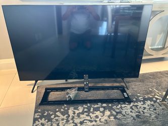 Samsung 55 inch TV with wall mounting brackets or table top stand