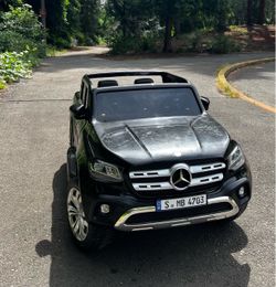 Mercedes Benz 2-Seater Kids Ride On Car ,Black. 12 V. Works great. Minor scratches