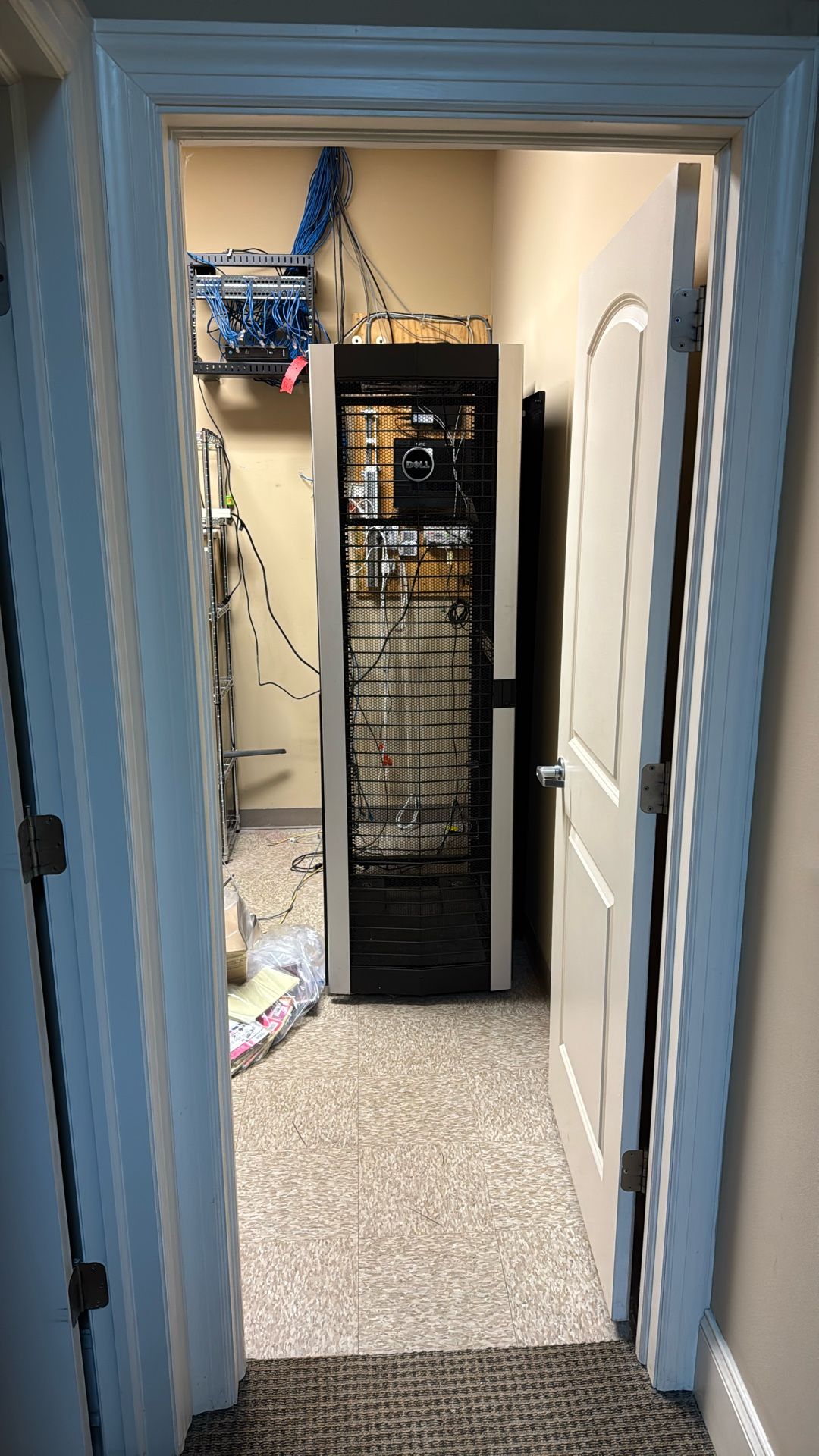 Dell NetShelter SX 42U Rack, model AR3100X717