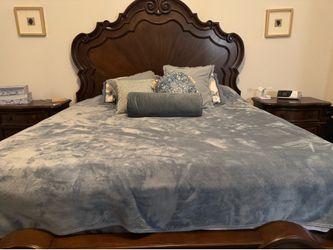 King Bedroom Set without mattress ! $1100 OBO! Excellent Condition!!!!