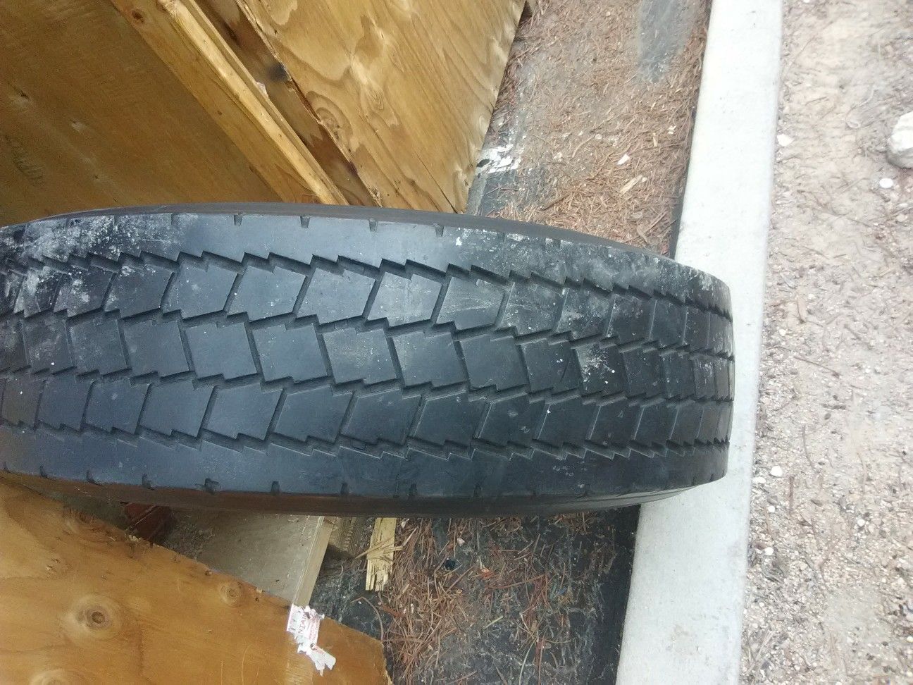 Semi truck tire 295/75/22.5