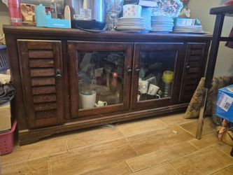 Ethan Allen Old Tavern Pine media console featuring louvered shutter doors and a glass-paneled center.