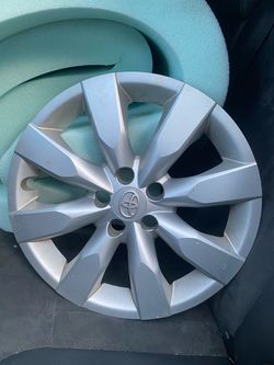 genuine 16-inch silver 8-spoke wheel cover / hubcap designed for 2014–2016 Toyota Corolla models