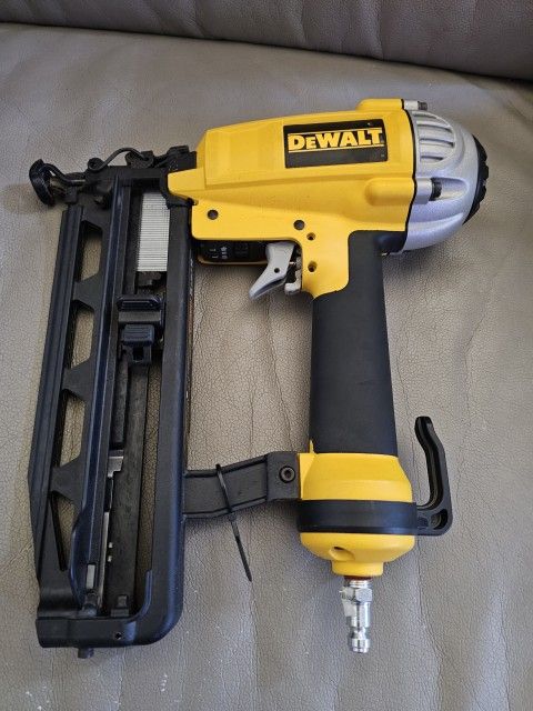 DEWALT 16 GA. FINISH NAILER MODEL: D51257 Used 1 Time