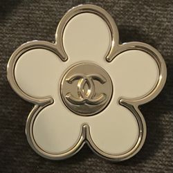 CC WHITE FLOWER PIN
