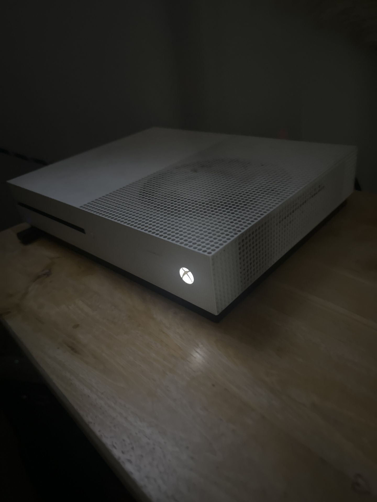 Xbox One S (1st Gen) 4controllers And Over 20 Games