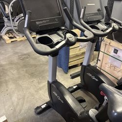 LIFE FITNESS 95CS UPRIGHT BIKE WITH DISCOVER SE CONSOLE! GREAT CONDITION & READY 4 DELIVERY!