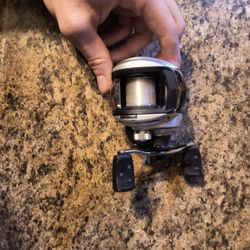 Abu Garcia Silver Max Baitcasting Reel – 6 Bearings, Smooth & Reliable!
