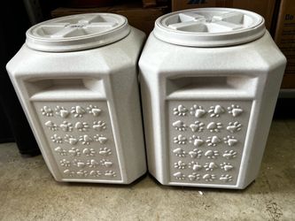 Pet food storage container