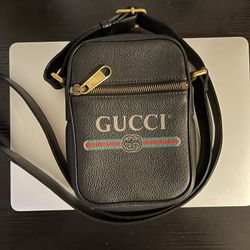 AUTHENTIC GUCCI BAG UNISEX RETAIL 900.00**MINT CONDITION ASKING $700.00 Or Best OFFER 