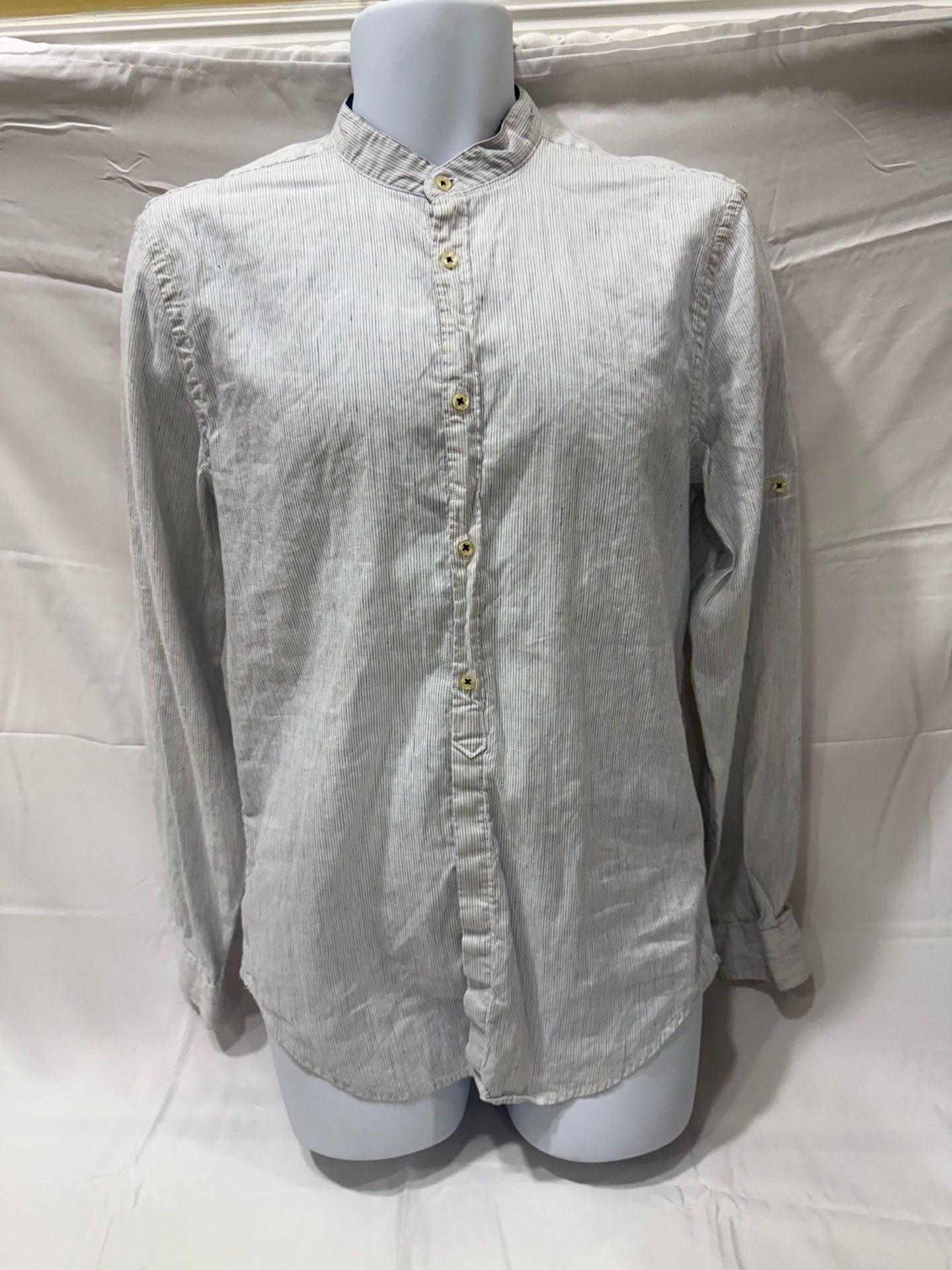 Zara Man white striped slim fit shirt with a mandarin collar. Size M