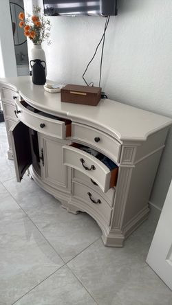 Cómoda sin espejo de uso de madera