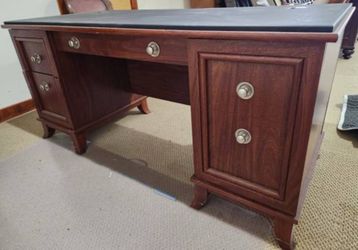Executive Desk Mahogany and Black