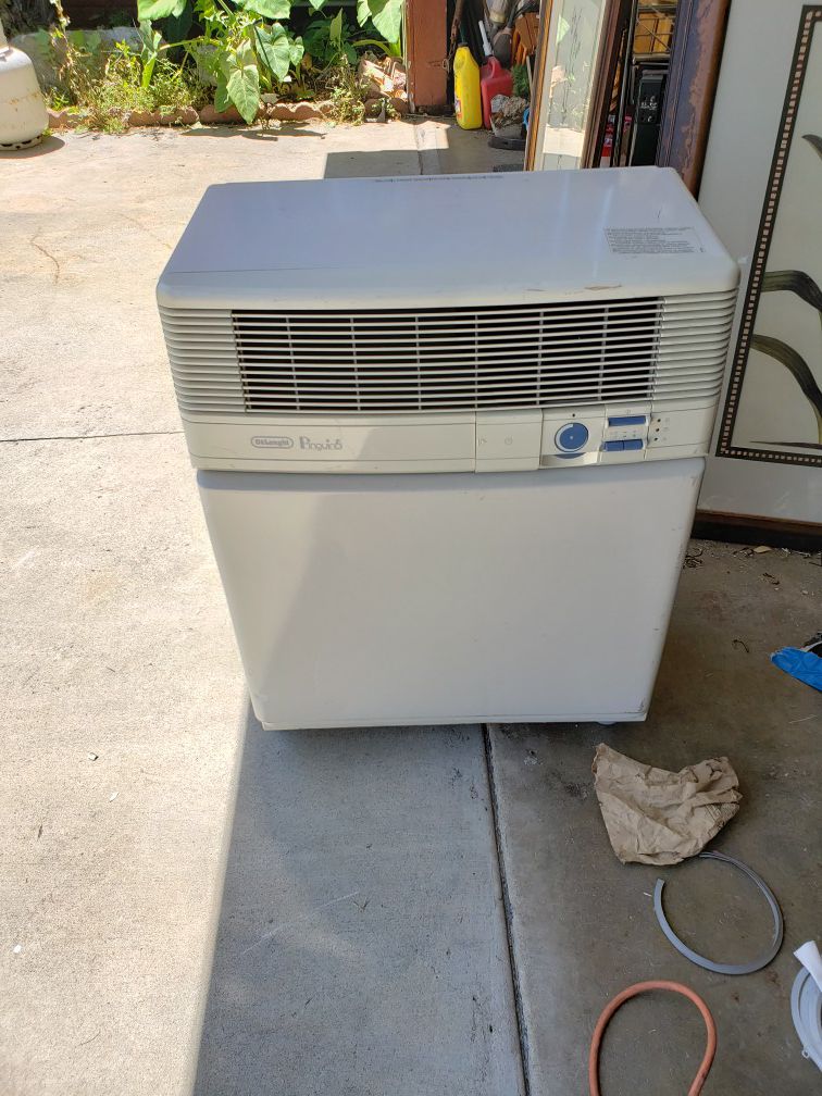 DELONGHI 9000 BTU PORTABLE AIR CONDITIONER . Runs off regular 115 volt outlet, comes with vent hose in excellent condition.