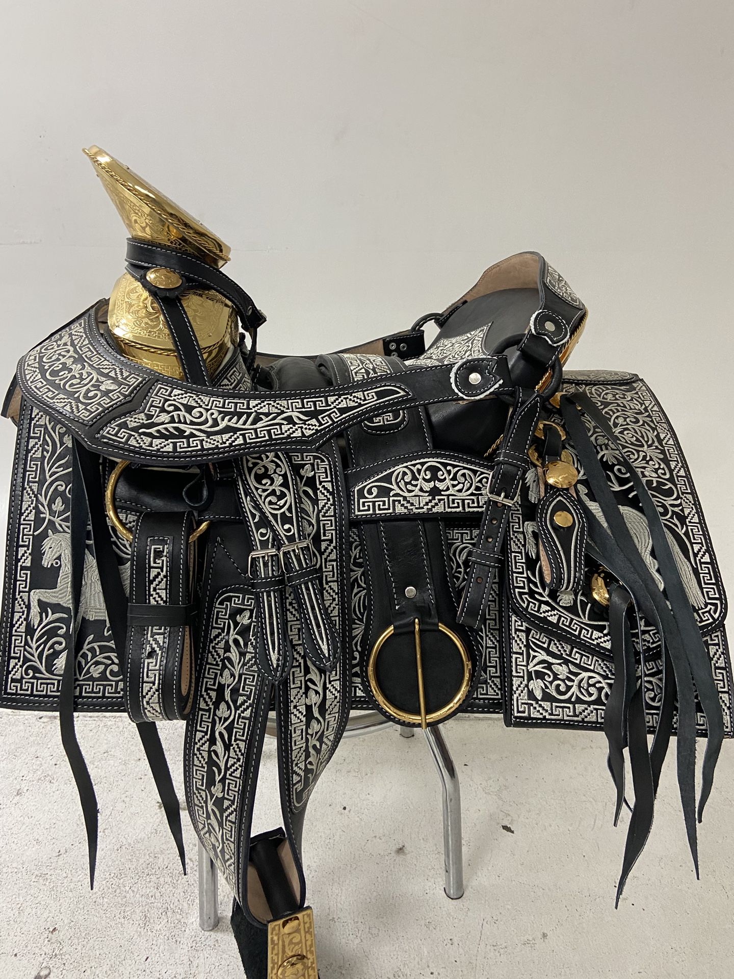 Nueva Montura Charra Bordada Con Herrage Y Fuste Chapeado En Oro
