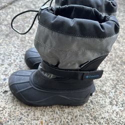 Columbia kids snow Boot Size 4 Like New