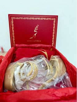 Authentic René Caovilla Margot luxury heels in gold satin with the signature crystal wraparound ankle straps. Zapatos de diseñador originales