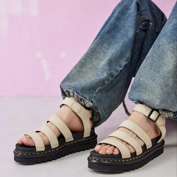 🎀Dr. Martens🎀 Blaire Sandals, a gladiator-style platform sandal known for its lightweight ripple sole and signature yellow welt stitching. Size 8-$1