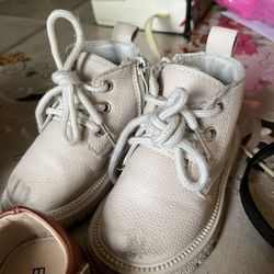 2 pares De botitas Para  para  nina de numero 9  y Otras del 7. los  zapatitos Son 8 Los 3  pares X 15  dolares