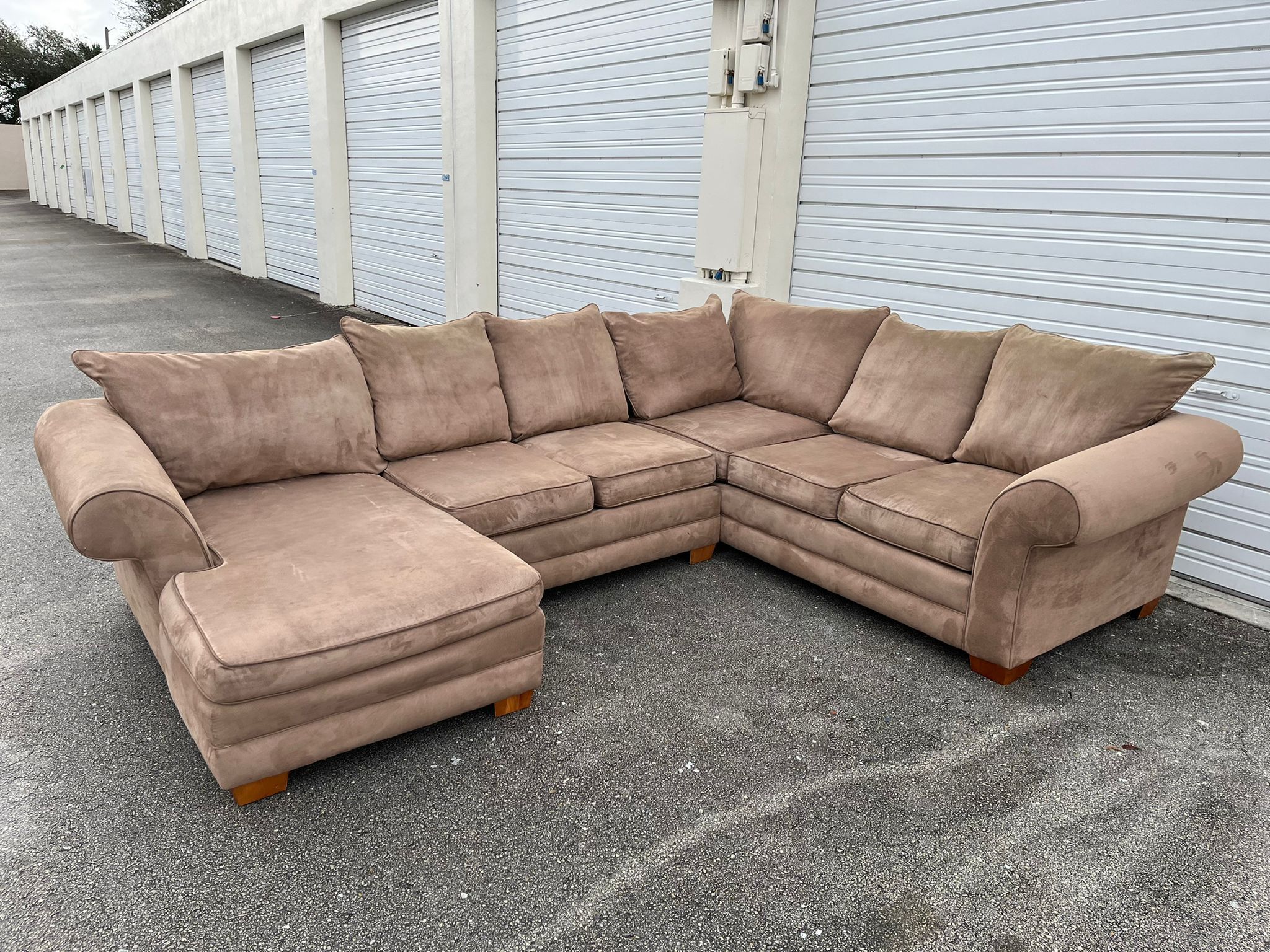 KEVIN CHARLES SECTIONAL U SHAPE SOFA COUCH GREAT CONDITION delivery is negotiable
