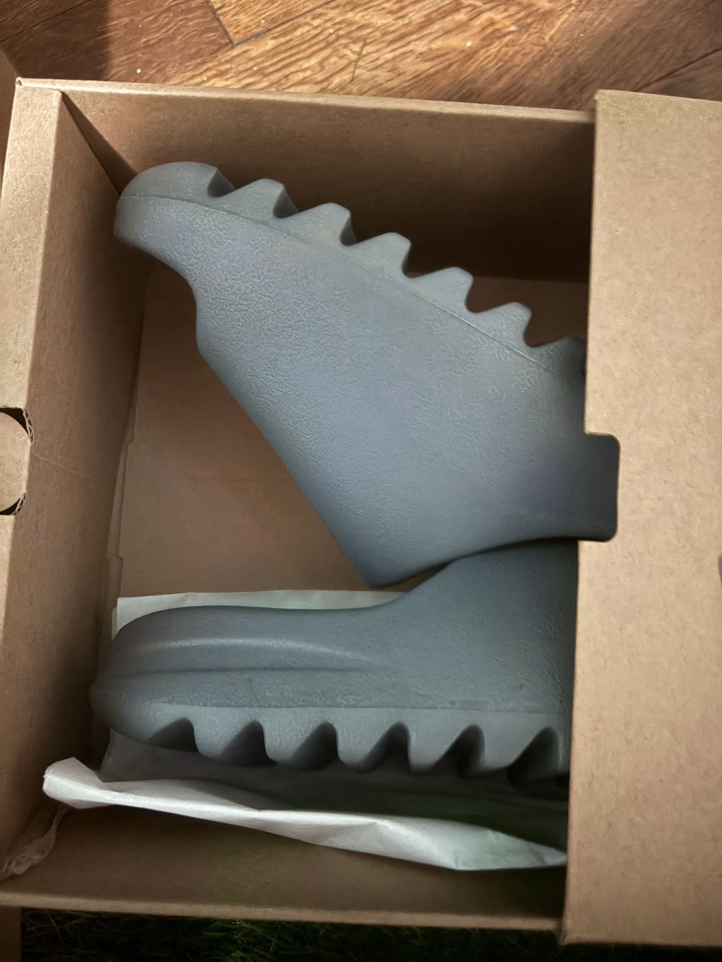 brand new yeezy slide