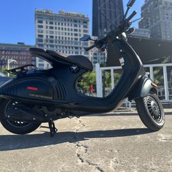 Vespa 946 Emporio Armani Limited Edition for Sale in Chicago, IL
