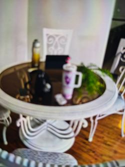 Dinning table w 4 chairs