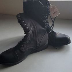 Brand New Women's Boots size 11