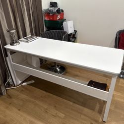 Modern Wooden Desk – Great Condition