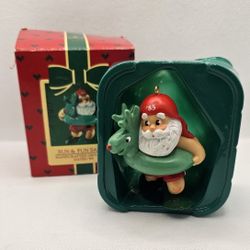 SUN & FUN SANTA 1985 RELAXING beach HALLMARK ORNAMENT floating Swimming Vacation 

Excellent condition 
1985
Box has some storage wear and tear
Smoke 