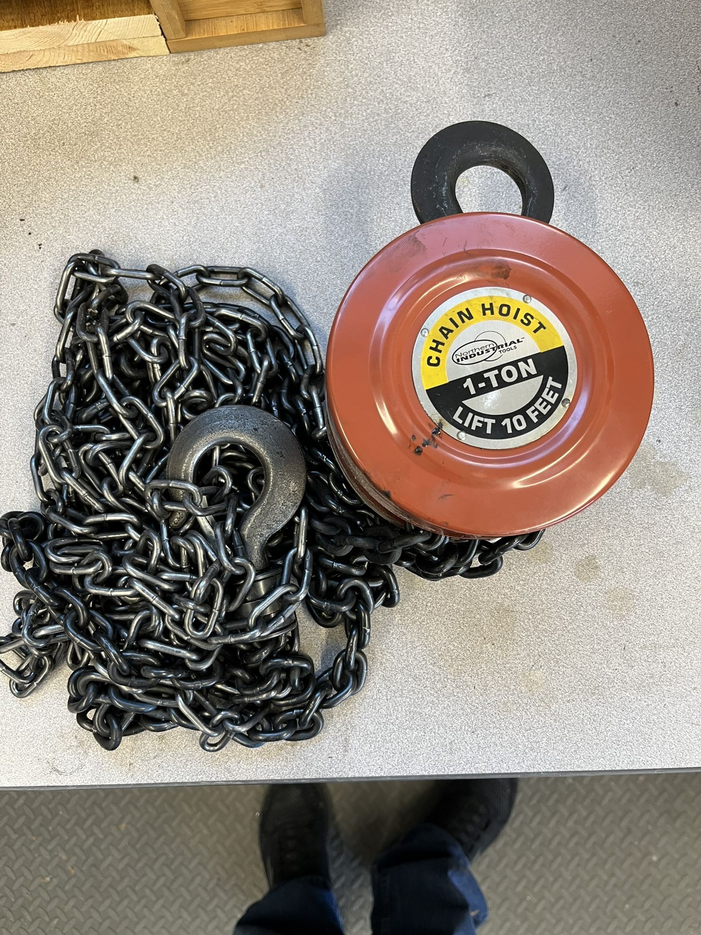 1 Ton Engine Chain Hoist. 10 Ft Height.