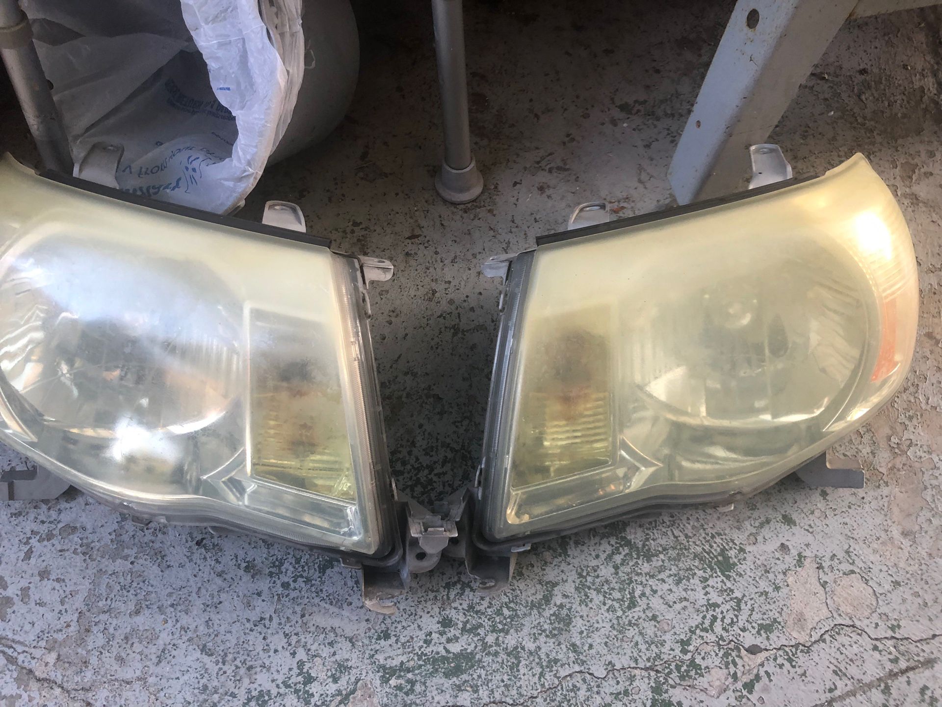 2006 Toyota Tacoma OEM Headlights