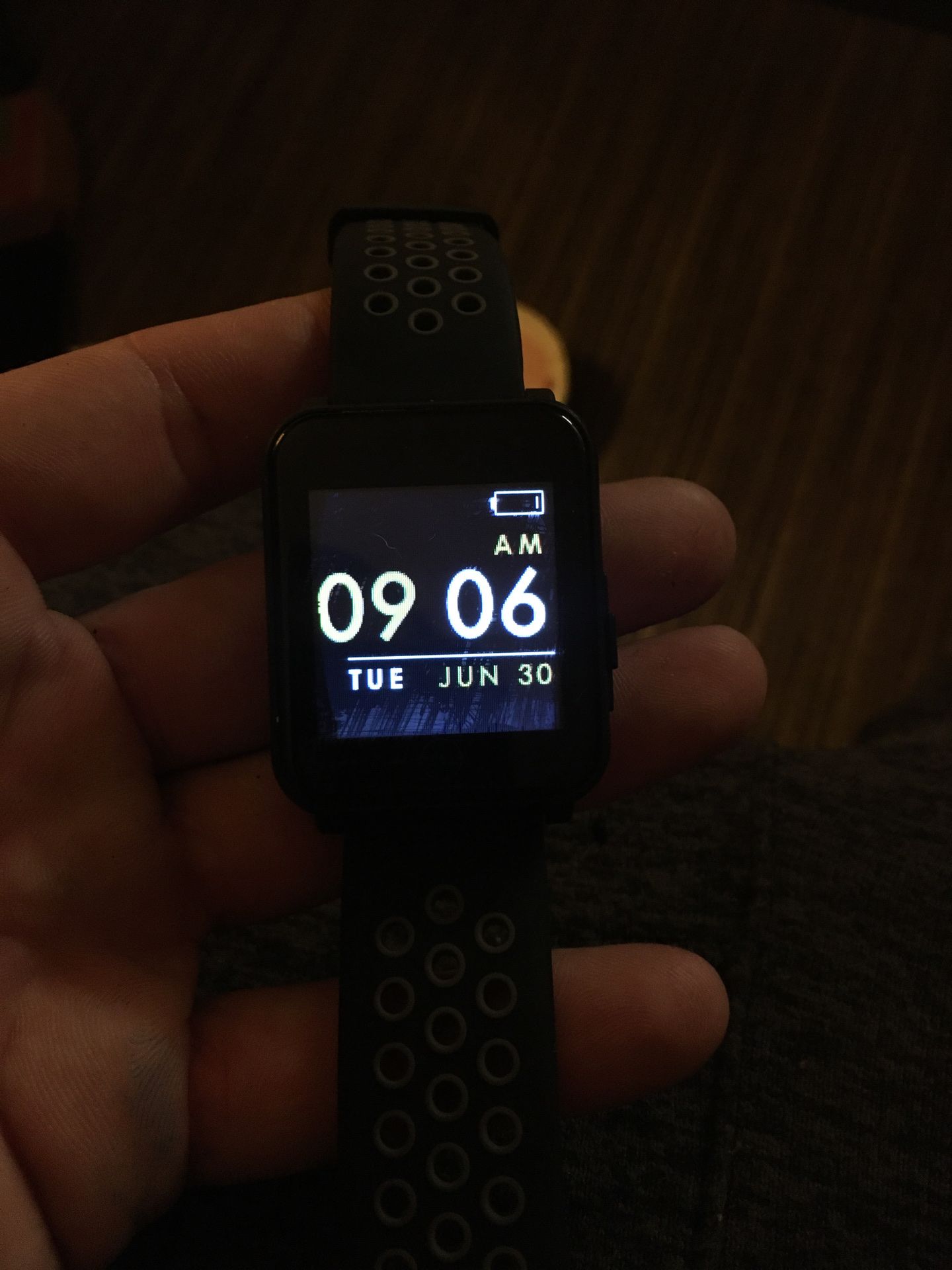 Q7 Smartwatch w/ charging dock