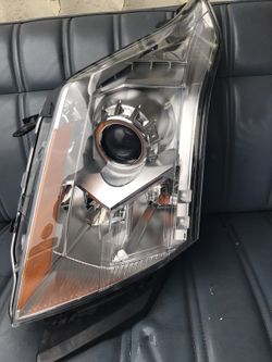2011-2013 CADACLIC SRX Headlight like new
