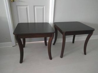 Like new 2 end table/nightstand