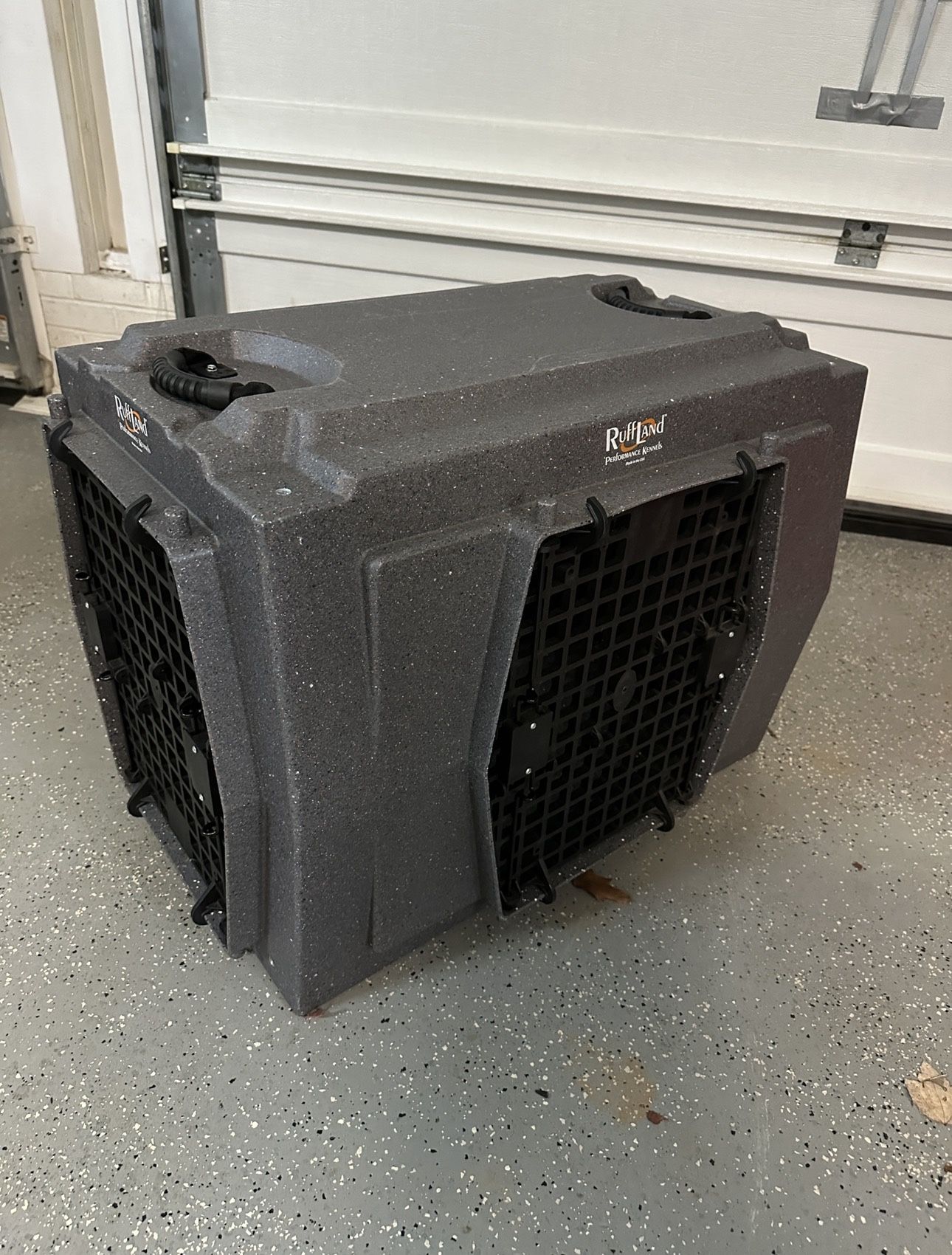 Ruffland Intermediate Dog Kennel Like New