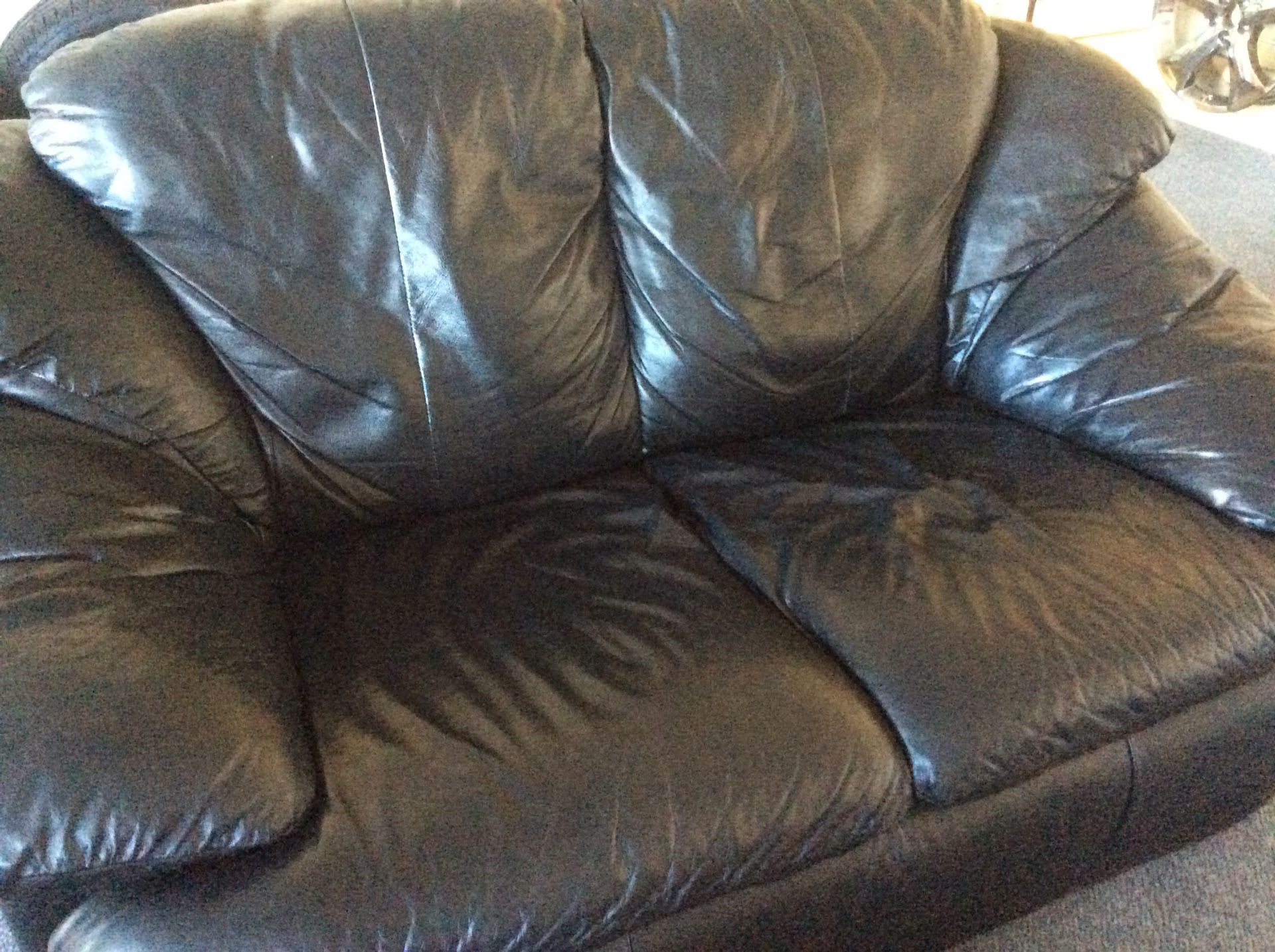 Italian Black LEATHER LOVESEAT ~ Very comfortable! Nearly excellent condition.