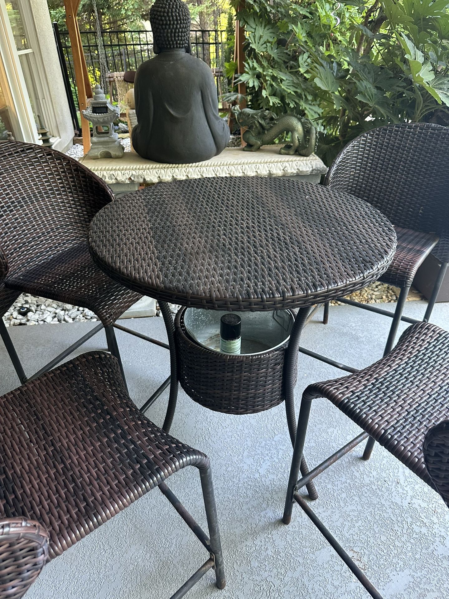 Outdoor Patio Table/Chairs