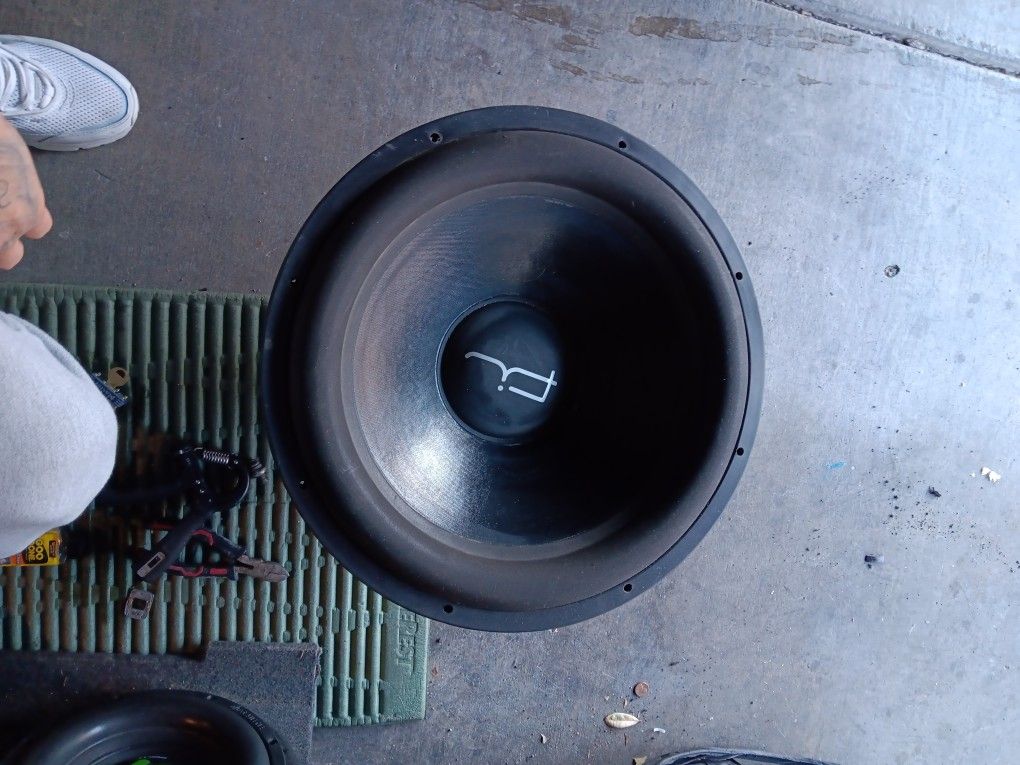2 car audio subwoofers 18 Fi BTL
