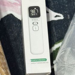 EasyEast Touchless Infrared Forehead Thermometer, Smart Digital Screen, Fast Reading Detection, No Battery Included