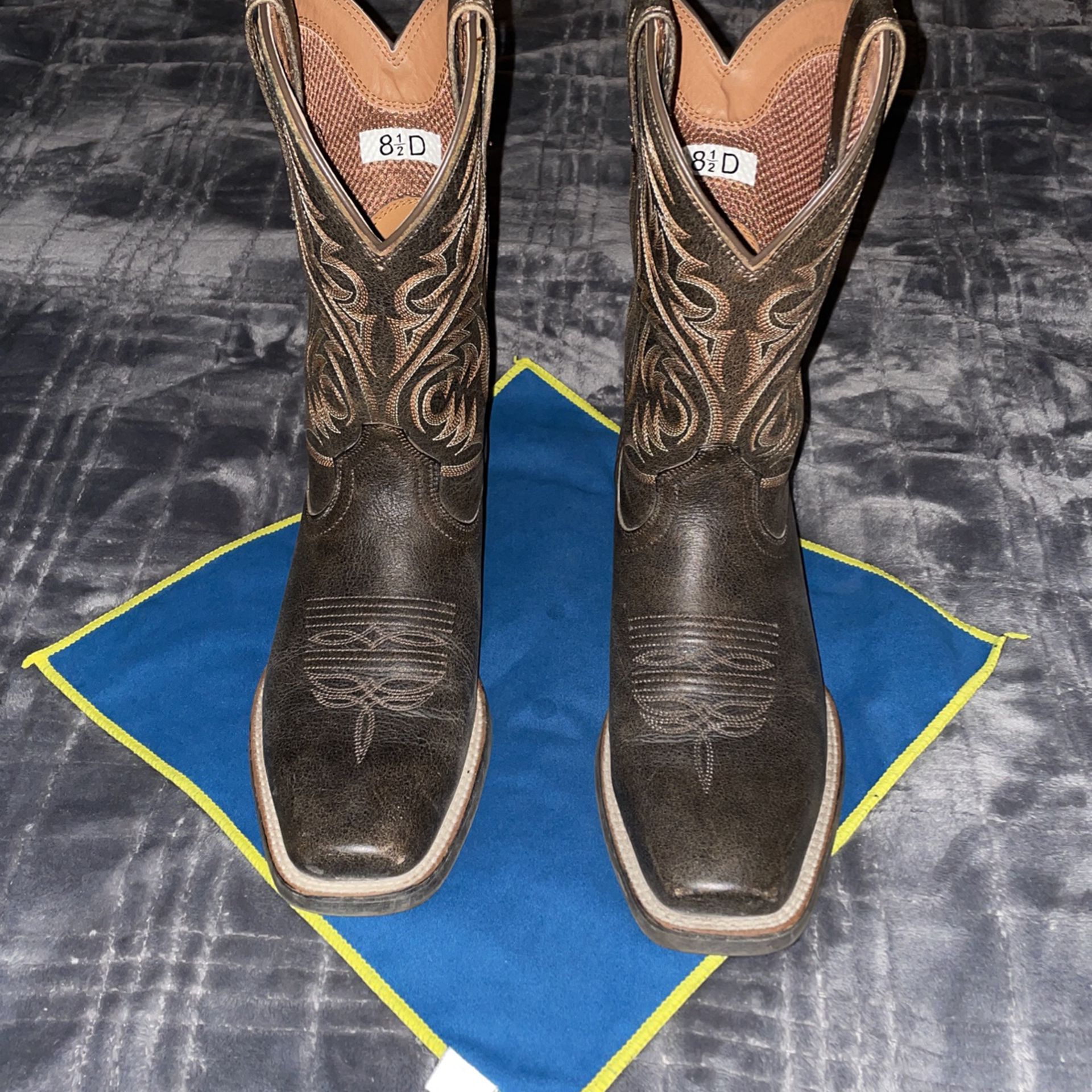 Boots Ariat for Men  size 8 1/2. color Brown 