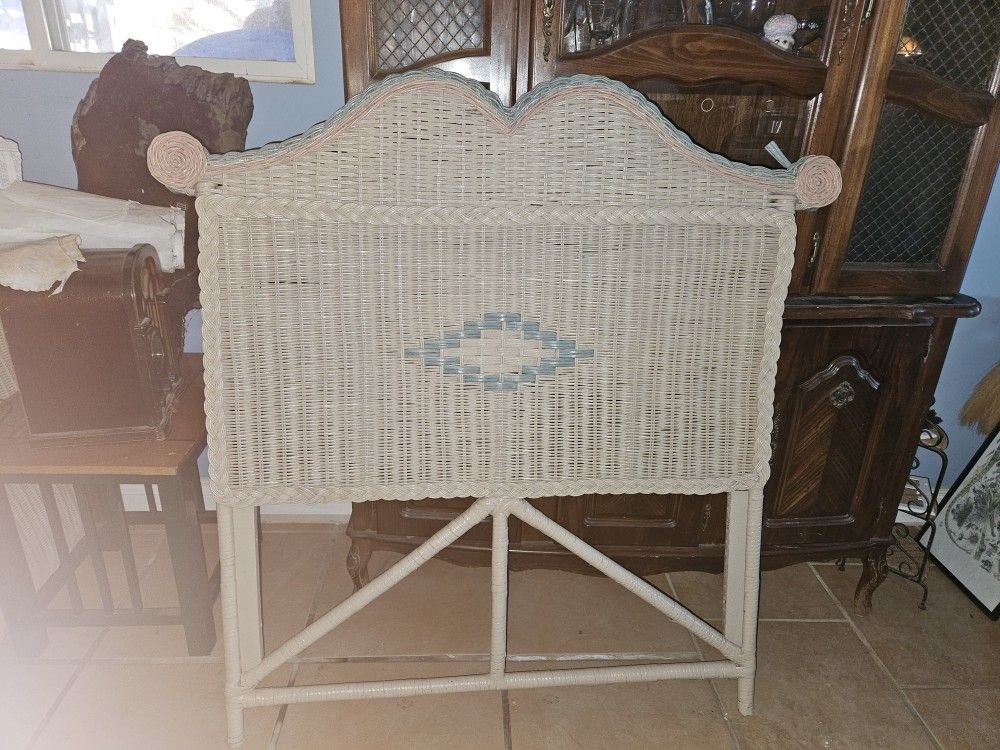 Girll's Wicker Bedroom Set