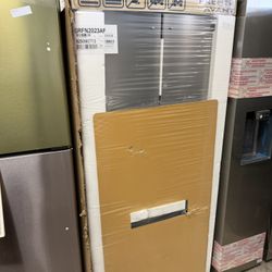 Frigidaire New Stainless Steel French Door 30in Wide Refrigerator New In Box 
