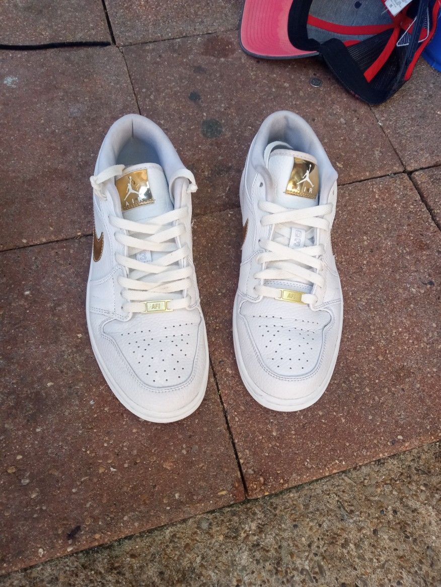 Air Jordan 1 Low SE "White/Metallic Gold
