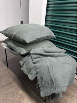 Parachute Linen Queen quilt and euro shams plus pillows