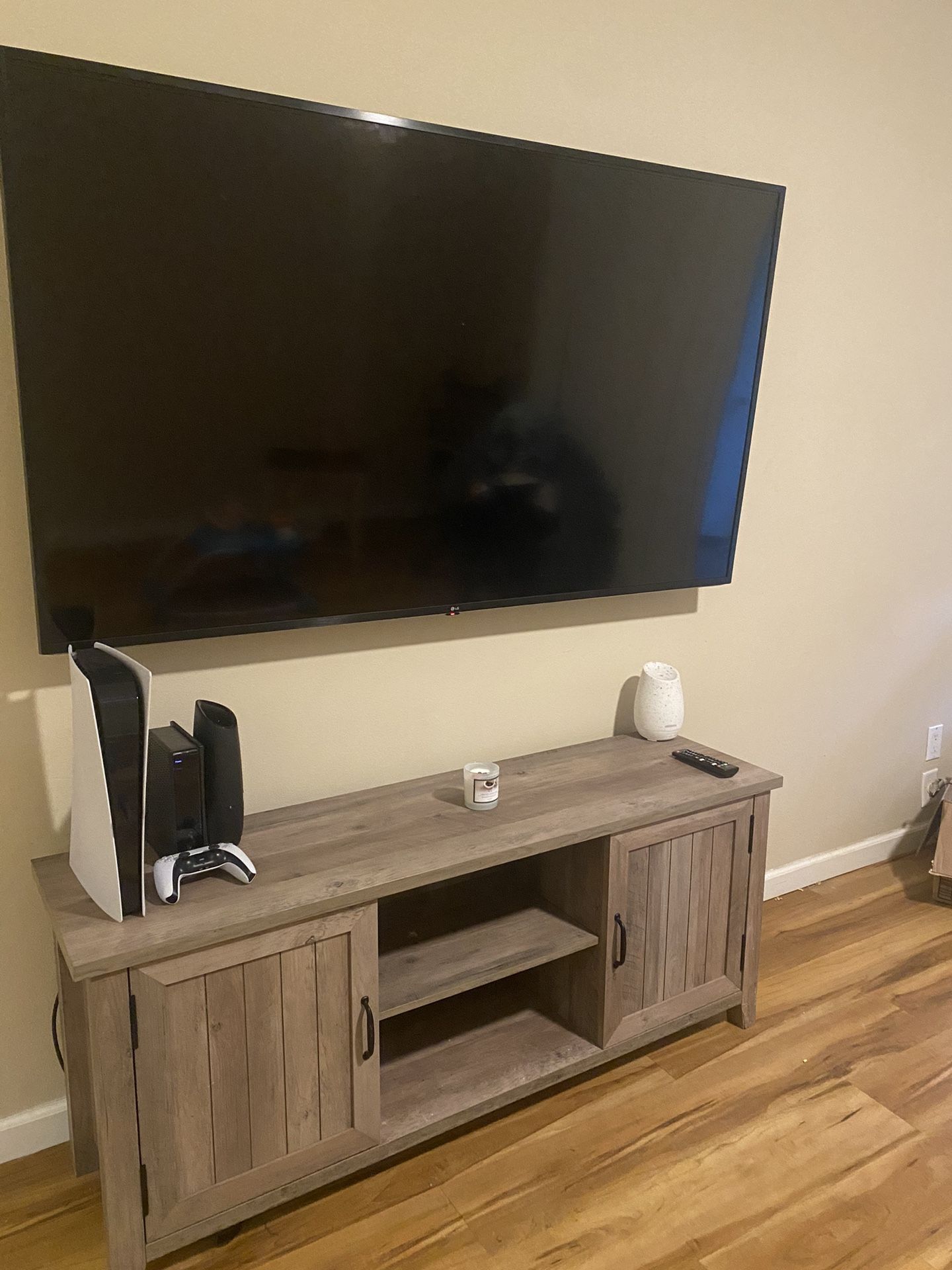 75’ Smart TV LG with The Tv Stand 