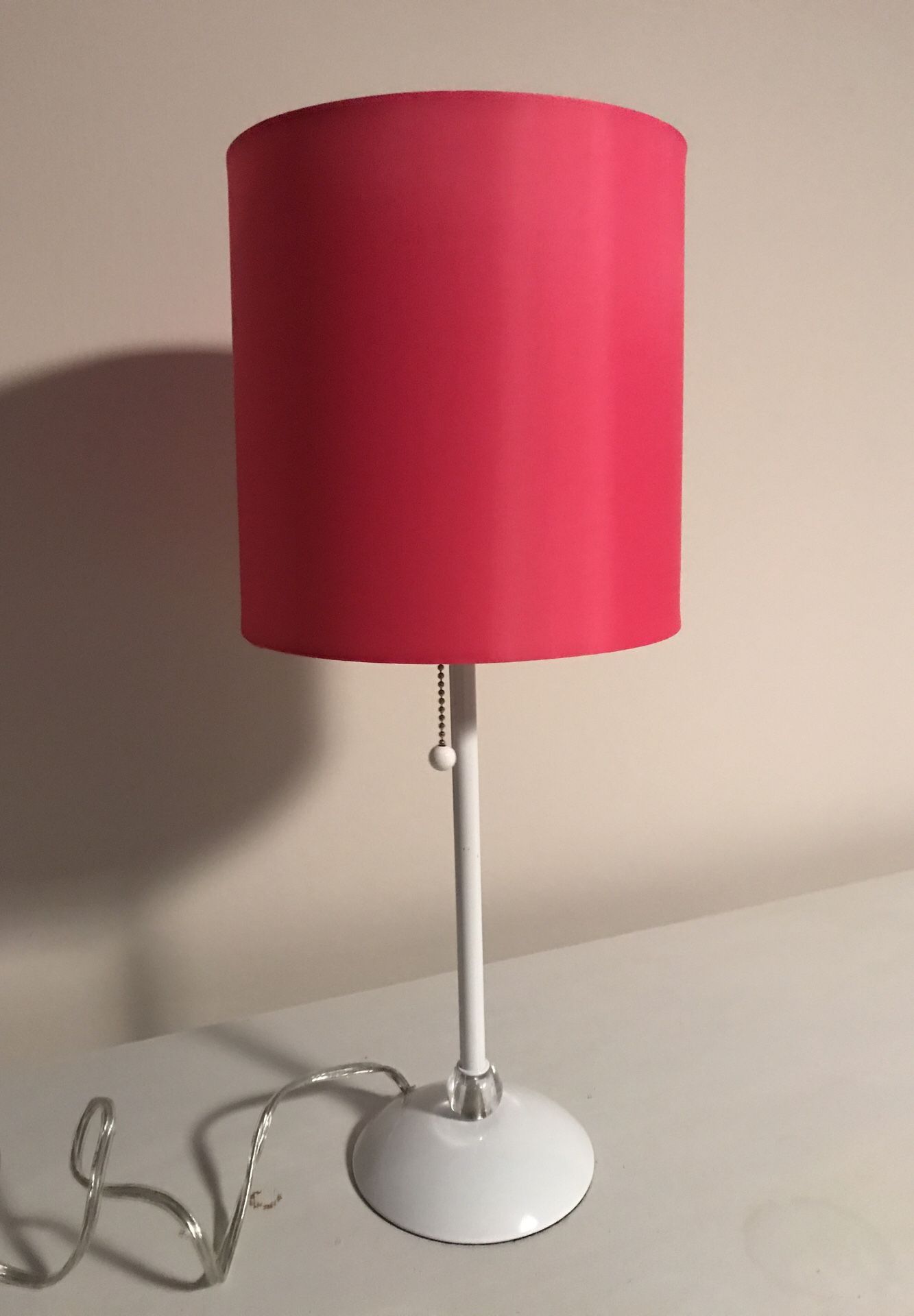 Lamp w/bright pink shade and pull on/off chain