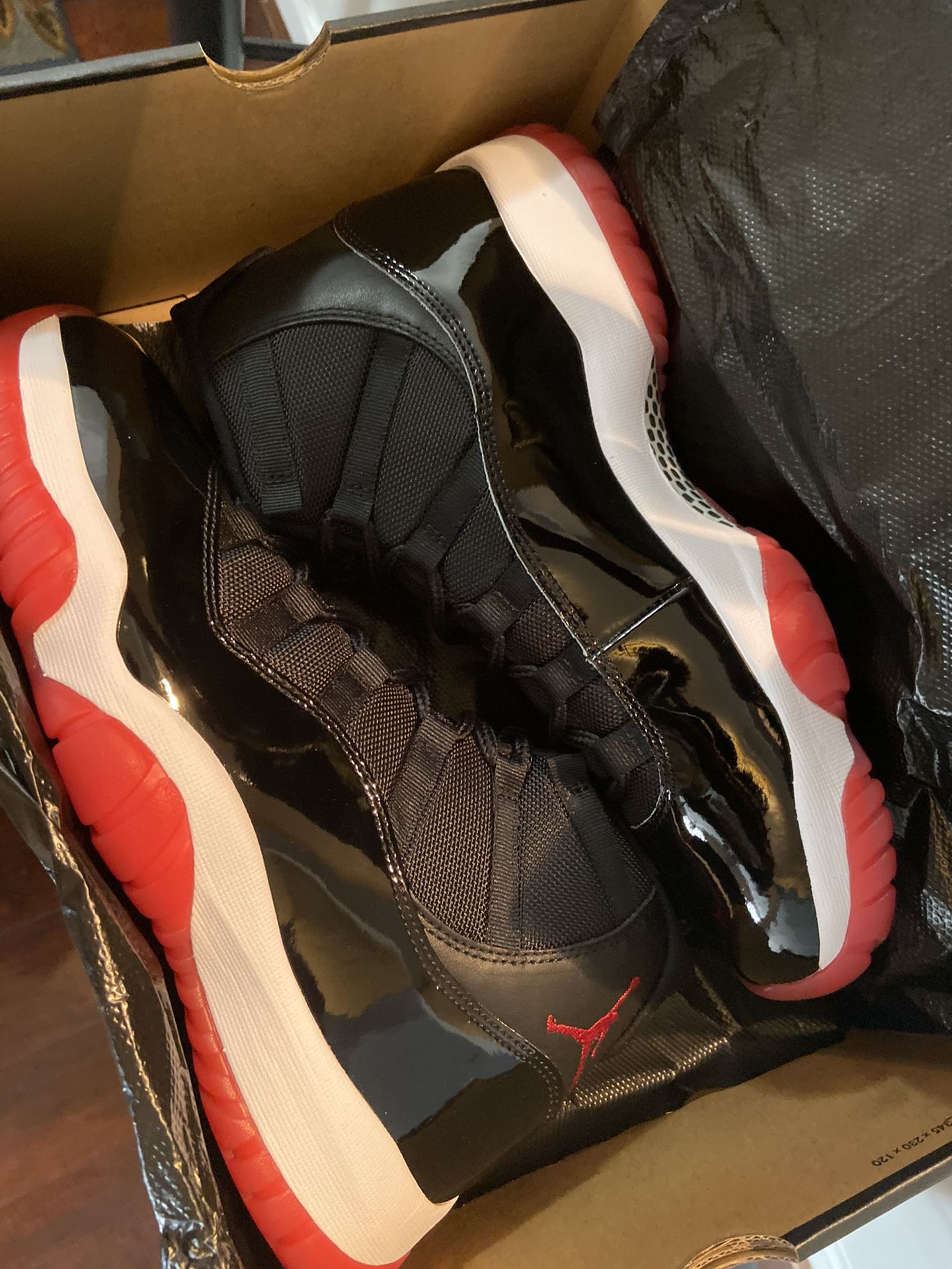 Air Jordan Retro 11 Black / Red Playoffs 2019 - Size 10.5